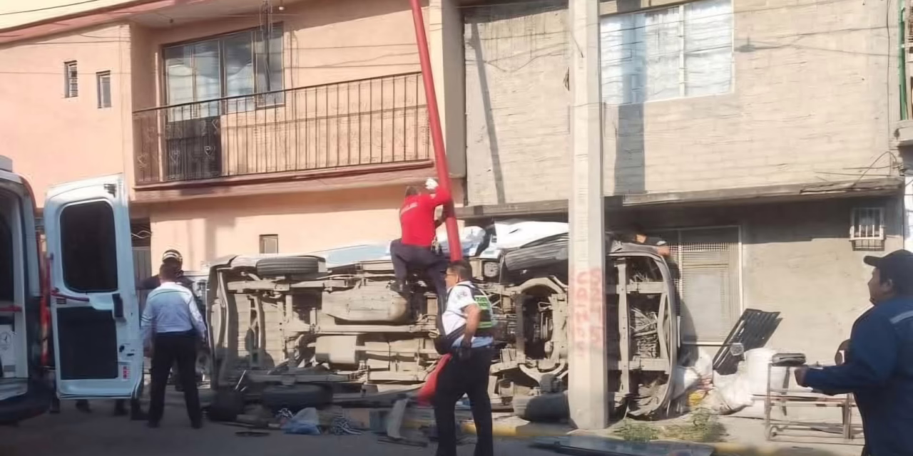 Dos muertos y ocho heridos tras accidente de combi en la México–Puebla