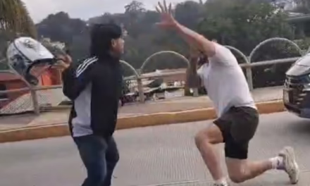 Motociclista golpea a conductor en Circuito Presidentes