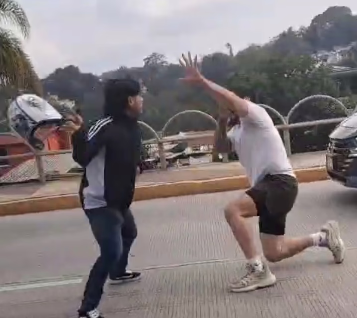 Motociclista golpea a conductor en Circuito Presidentes