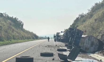 Se voltea tráiler en la autopista Cardel – Poza Rica