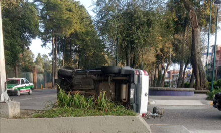 Se voltea y abandona vehículo en la avenida Xalapa