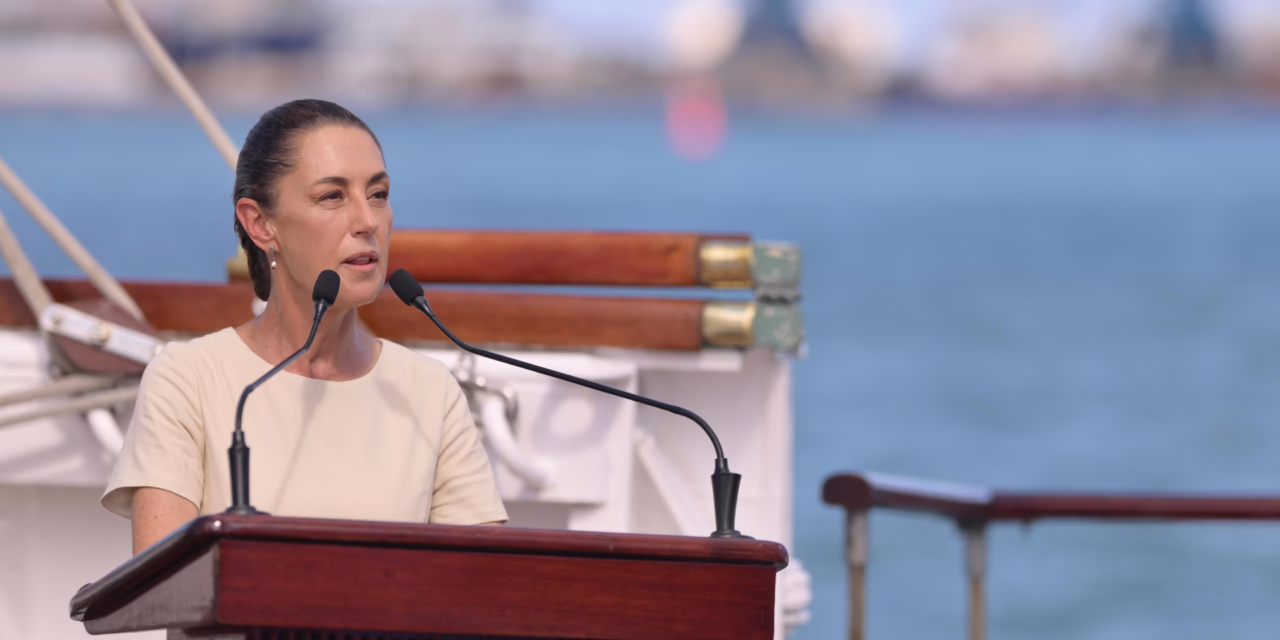 Presidenta y Gobernadora reciben al Cuauhtémoc y honran a cadetes fallecidos