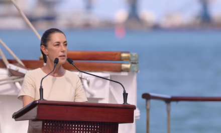 Presidenta y Gobernadora reciben al Cuauhtémoc y honran a cadetes fallecidos