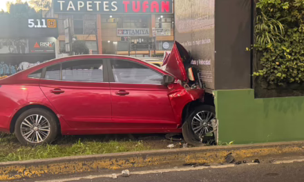 Se impacta vehículo con columna del segundo piso del Periférico 