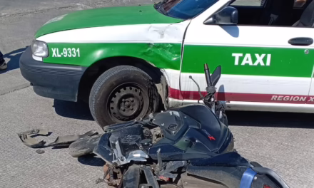 Choque entre taxi y motocicleta en Camino Antiguo al Sumidero deja saldo de un lesionado