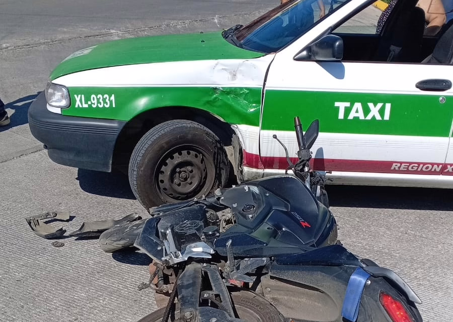 Choque entre taxi y motocicleta en Camino Antiguo al Sumidero deja saldo de un lesionado