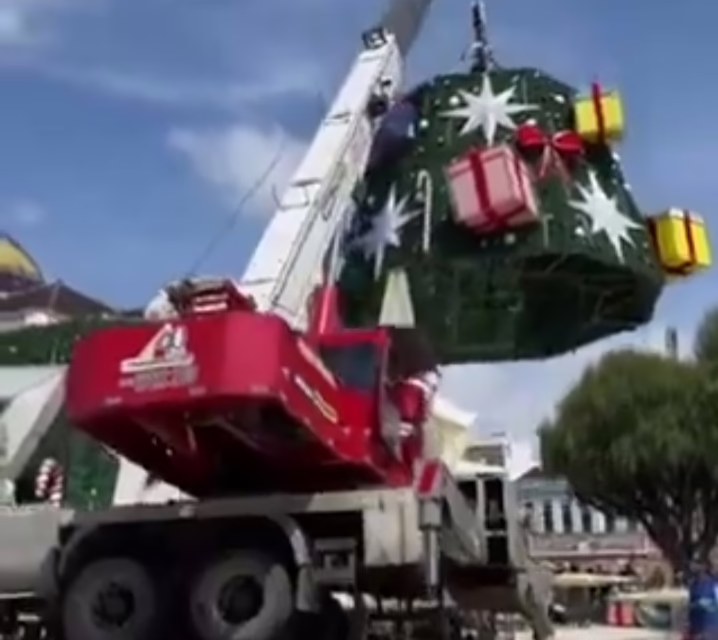 Grúa que participaba en el armado de un árbol de Navidad volcó y causó la muerte de un trabajador