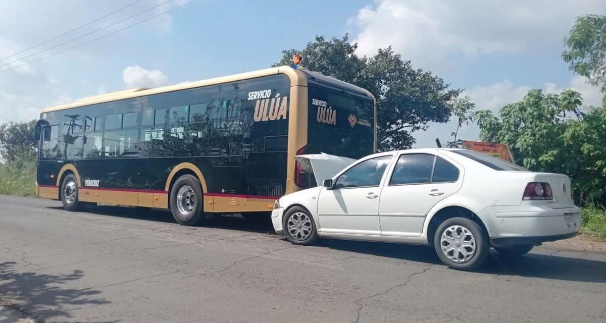 Jetta se impacta contra camión del Servicio Ulúa en Medellín