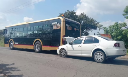 Jetta se impacta contra camión del Servicio Ulúa en Medellín