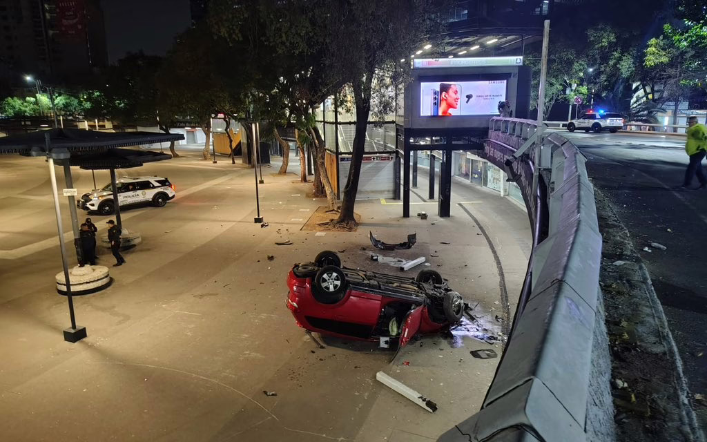 Vehículo cae a la Glorieta de Insurgentes, conductor huye: lo buscan con cámaras