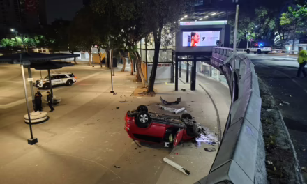 Vehículo cae a la Glorieta de Insurgentes, conductor huye: lo buscan con cámaras