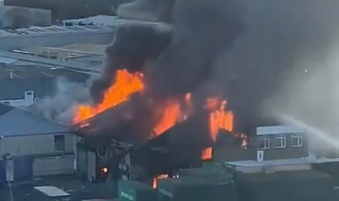 VIDEO: Incendio en Londres: explosiones alertan a vecinos y bomberos trabajan contra el fuego