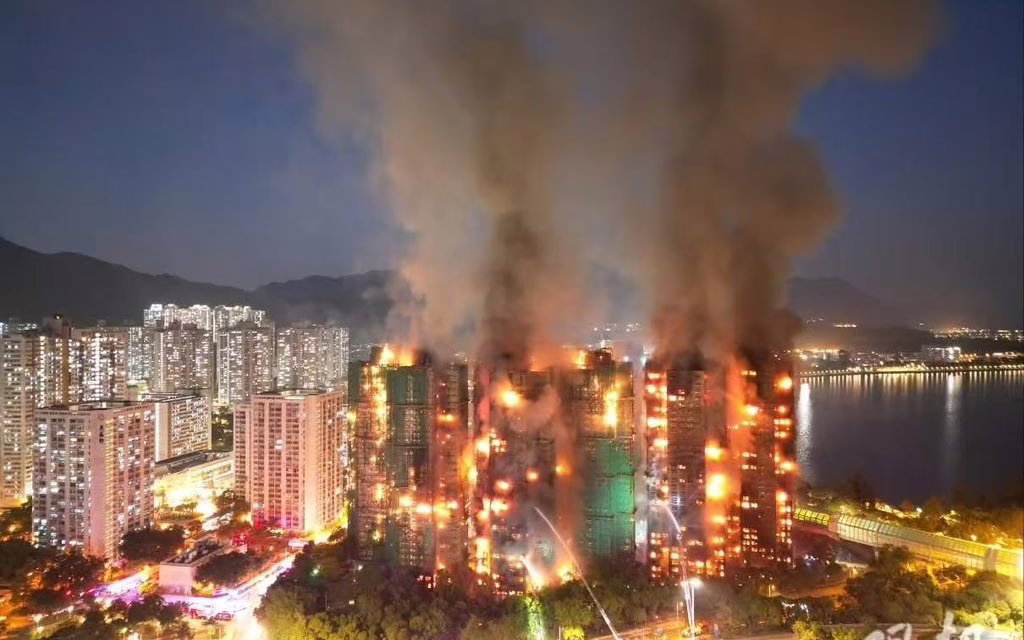 Videos: Impresionante incendio en rascacielos de Hong Kong deja al menos 13 muertos