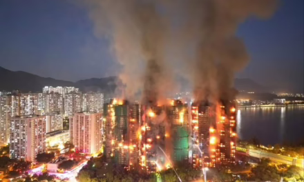 Videos: Impresionante incendio en rascacielos de Hong Kong deja al menos 13 muertos