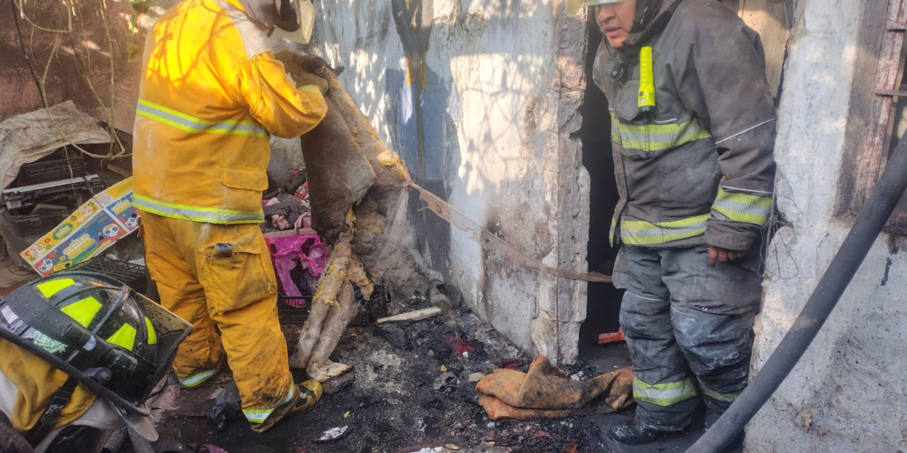 Movilización de corporaciones por incendio de una casa habitación en Xalapa