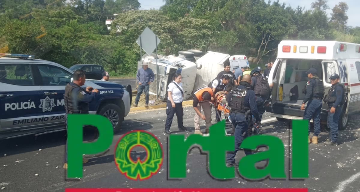 Conductor prensado en volcadura sobre la carretera Xalapa-Veracruz,  a la altura de El Lencero