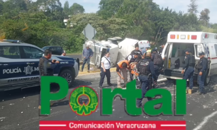 Conductor prensado en volcadura sobre la carretera Xalapa-Veracruz,  a la altura de El Lencero