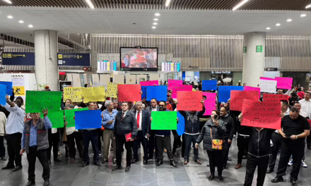 Se manifiestan en el AICM: exigen trato igualitario frente a Uber y Didi