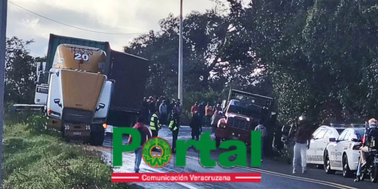 Precaución en la carretera Xalapa -Perote, por tráiler obstruyendo la vialidad