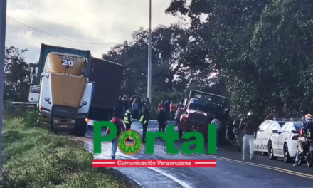 Precaución en la carretera Xalapa -Perote, por tráiler obstruyendo la vialidad