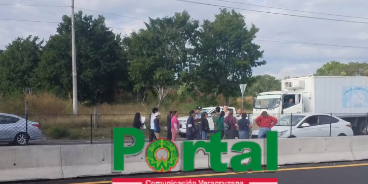 Manifestantes bloquean la vialidad en la carretera Xalapa – Veracruz