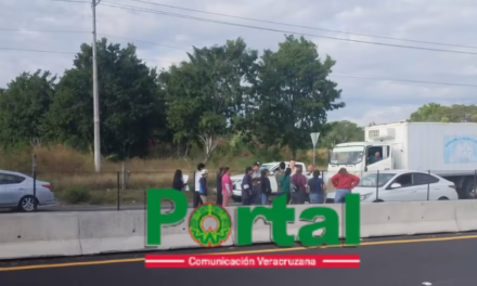 Manifestantes bloquean la vialidad en la carretera Xalapa – Veracruz