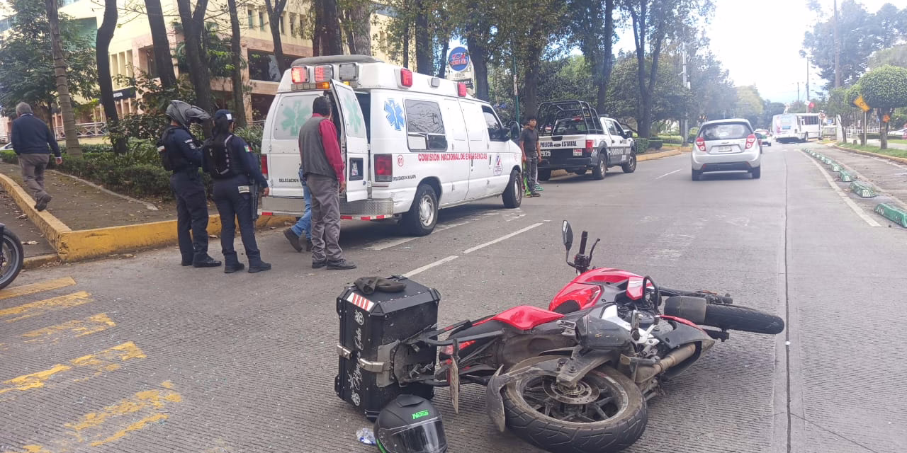 Motocicleta y camioneta de servicio colectivo involucrados en accidente, Xalapa