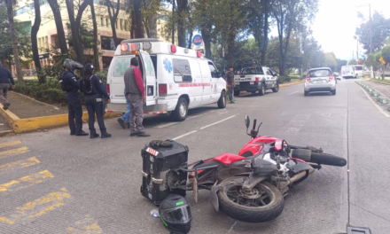 Motocicleta y camioneta de servicio colectivo involucrados en accidente, Xalapa
