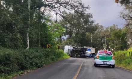 Volcadura de un camión tipo volteo carretera Xalapa-Misantla
