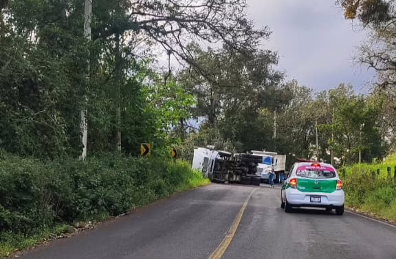 Volcadura de un camión tipo volteo carretera Xalapa-Misantla