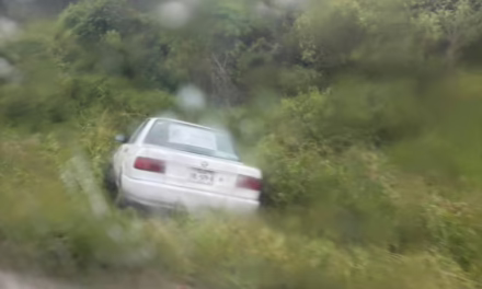 Vehículo se sale del camino en la Carretera Las Trancas-Coatepec