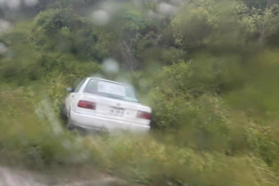 Vehículo se sale del camino en la Carretera Las Trancas-Coatepec