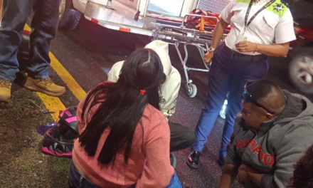 Doble accidente en Lázaro Cárdenas: mujer en motocicleta lesionada y choque por alcance
