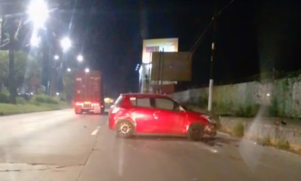 Abandona vehículo tras chocar contra banqueta en Lázaro Cárdenas