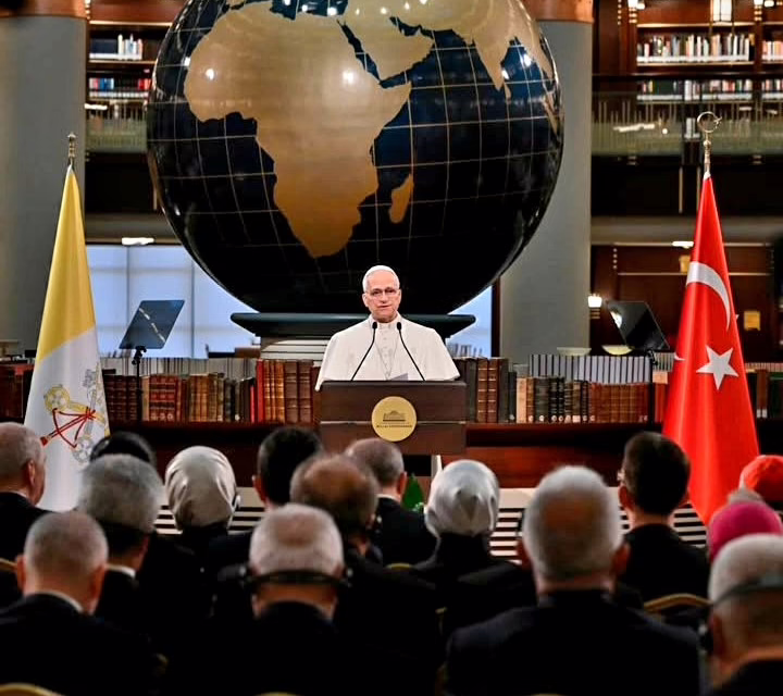 Primer viaje apostólico del papa, ayer llegó a Turquía ‘Está en juego el futuro de la humanidad’