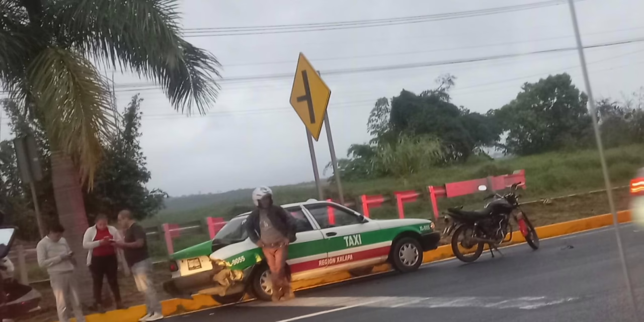 Motocicleta, vehículo particular y Taxi protagonizan choque a la altura de El Lencero