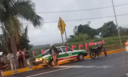 Motocicleta, vehículo particular y Taxi protagonizan choque a la altura de El Lencero