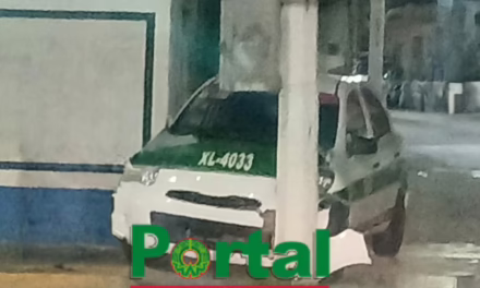 Taxista se impacta Contra un poste durante la madrugada, Xalapa