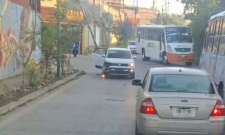 Vehículo se impacta contra poste está mañana en Xalapa