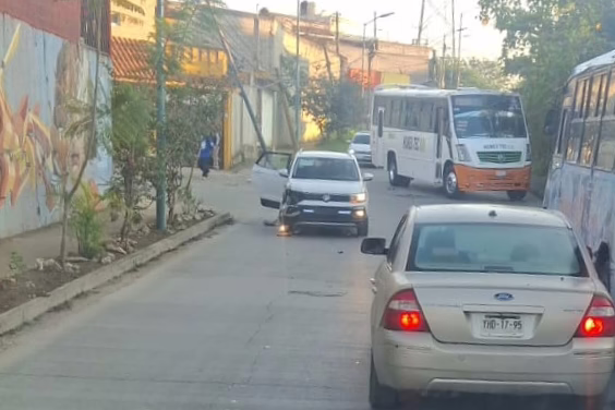 Vehículo se impacta contra poste está mañana en Xalapa