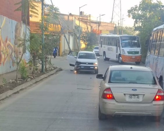Vehículo se impacta contra poste está mañana en Xalapa