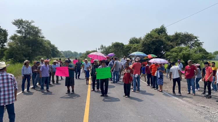 Bloqueo en la Autopista Cardel–Poza Rica, a la altura del en Km 158