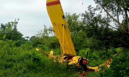 Se estrella avioneta en Chacaltianguis; dos tripulantes resultan lesionados