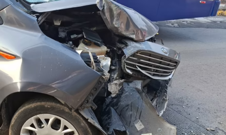 Accidente en la Carretera Coatepec – Xico: vehículo se impacta contra un poste