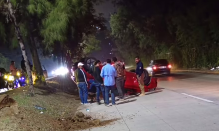 Volcadura de vehículo rumbo a la Central de Abastos