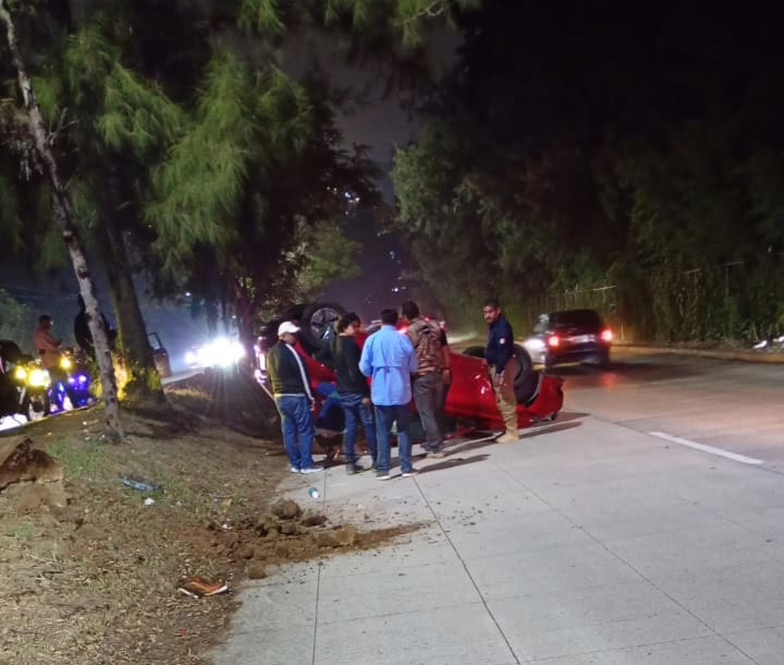 Volcadura de vehículo rumbo a la Central de Abastos