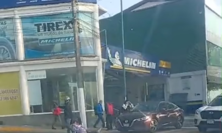 Mujer atropellada en la avenida Araucarias; esperan servicios de emergencia