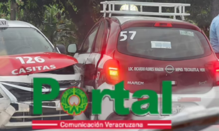 Chocan dos taxis en la carretera Martínez de la Torre – Nautla
