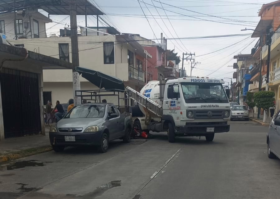 Pipa de Gas impacta a motociclista en la Colonia Carrillo Puerto