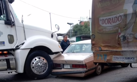EL DART! Tráiler impacta un auto clásico y causa caos vial en la Antonio Chedraui Caram